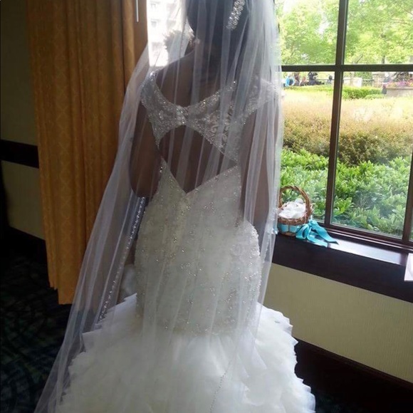 Stunning Wedding Gown! - Picture 2 of 8